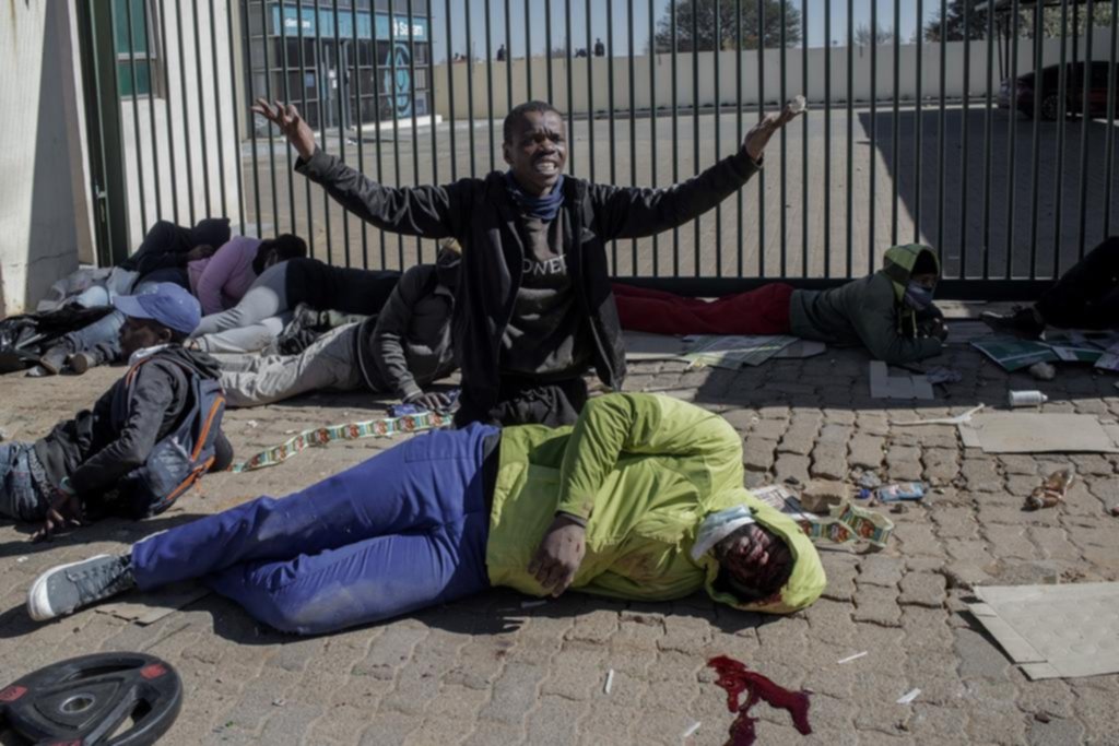 Al menos 72 muertos por una ola de violencia y saqueos que tiene en vilo a Sudáfrica