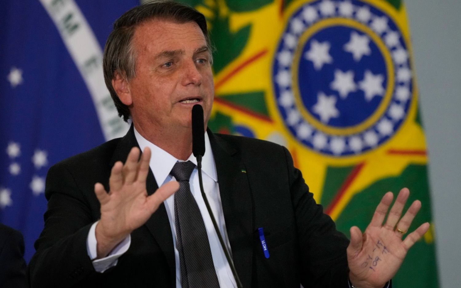 Internaron a Bolsonaro tras pasar 13 días con una crisis de hipo