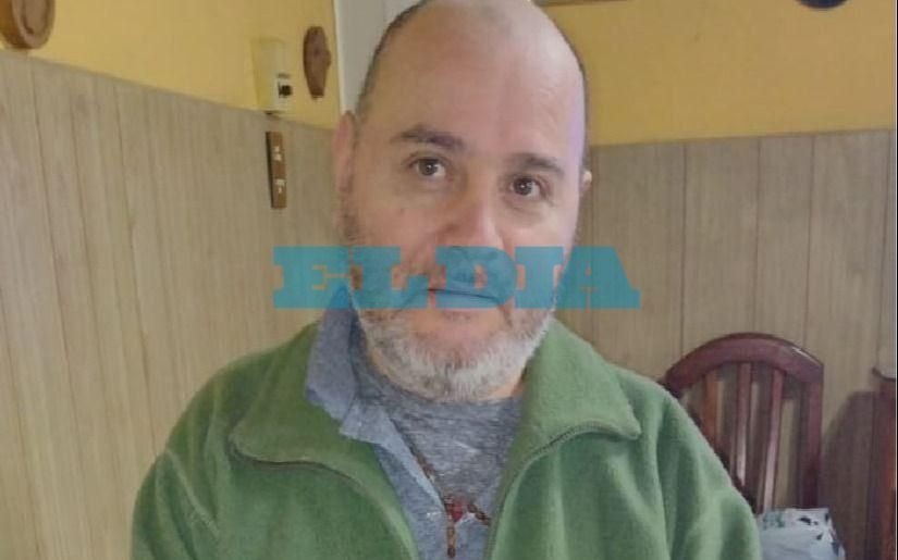 Vive en La Plata, padece una enfermedad degenerativa y le reclama IOMA por una silla de ruedas motorizada