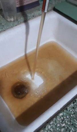 Unos con agua marrón, otros sin una gota: reclamos en dos barrios platenses
