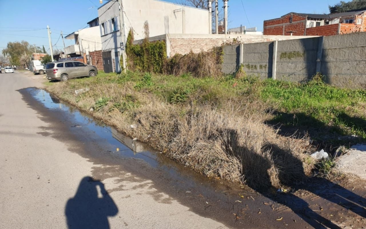La rotura de un caño de agua preocupa a los vecinos de 153 entre 63 y 64