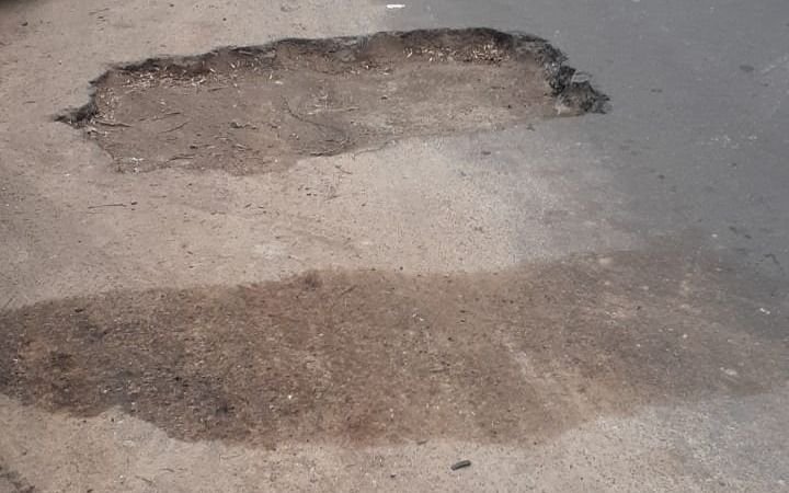 ¡Cuidado con el pozo! Impresionante bache en 6 y 57 que ya provocó "varios accidentes"
