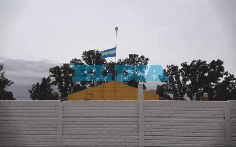 La historia detrás de la Bandera a media asta en La Plata en homenaje a los 100.000 fallecidos por Covid