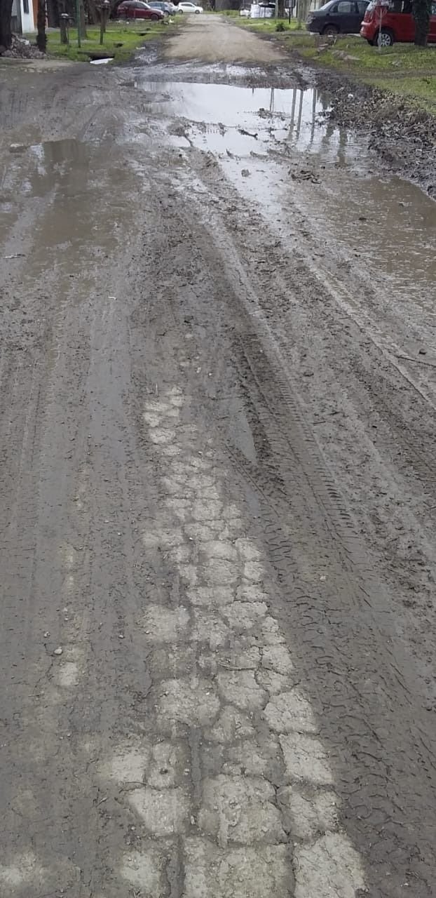 Baches, barro y agua: calle intransitable en Olmos