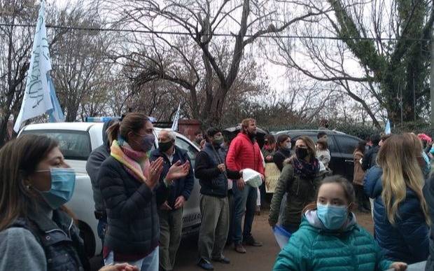 Tensión en la visita de Kicillof a Lincoln: padres pidieron por la vuelta a las aulas