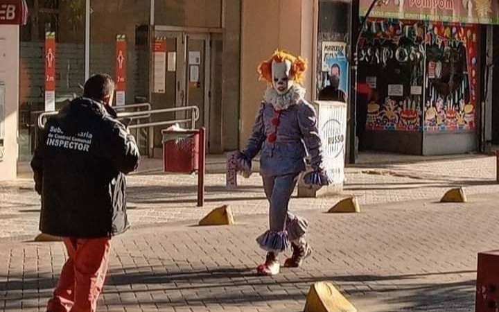 Misterio: el payaso de IT genera terror en las calles de Lanús
