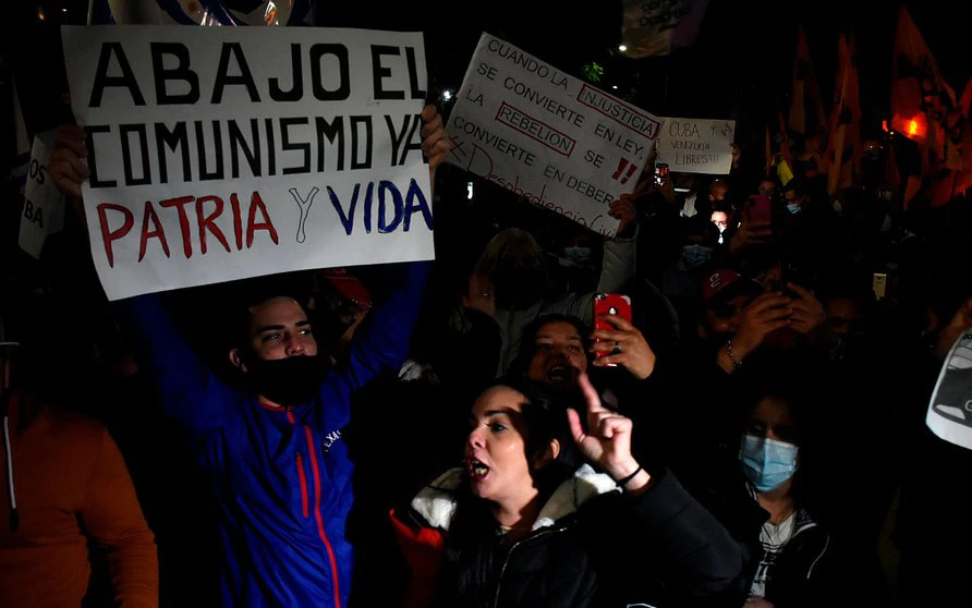 Protestas a favor y en contra del régimen castrista frente a la embajada de Cuba en Buenos Aires