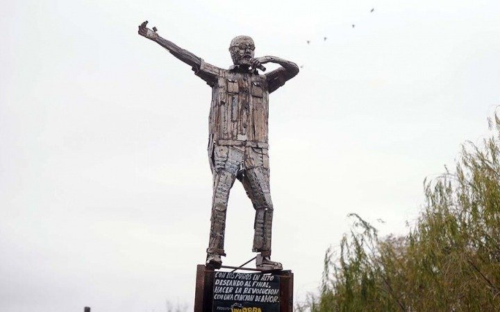 Inauguran una escultura en homenaje al Indio Solari en La Matanza