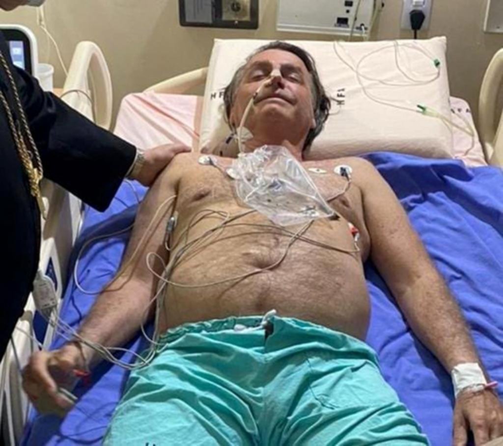 Bolsonaro está internado y podría ser operado por una obstrucción intestinal
