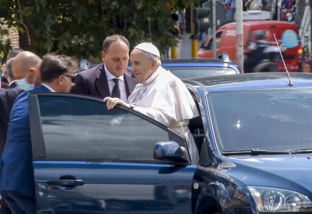 El papa Francisco dejó el hospital tras la operación del colon