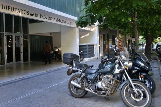 Instalarán estacionamientos para motos en esquinas del microcentro platense