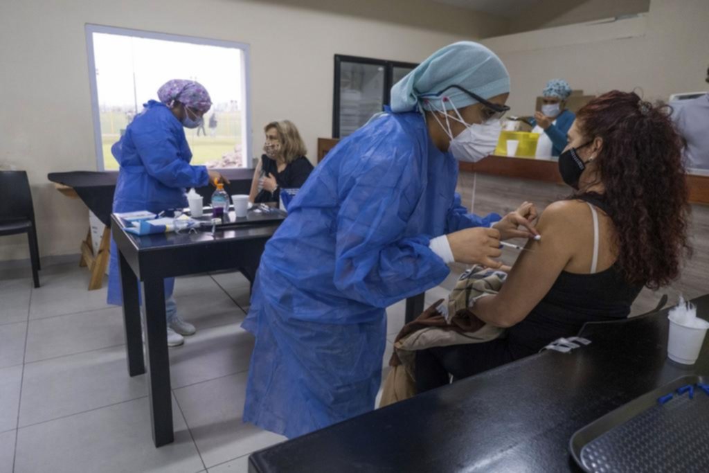 Más del 60 por ciento de la población mayor de 18, vacunada con una dosis