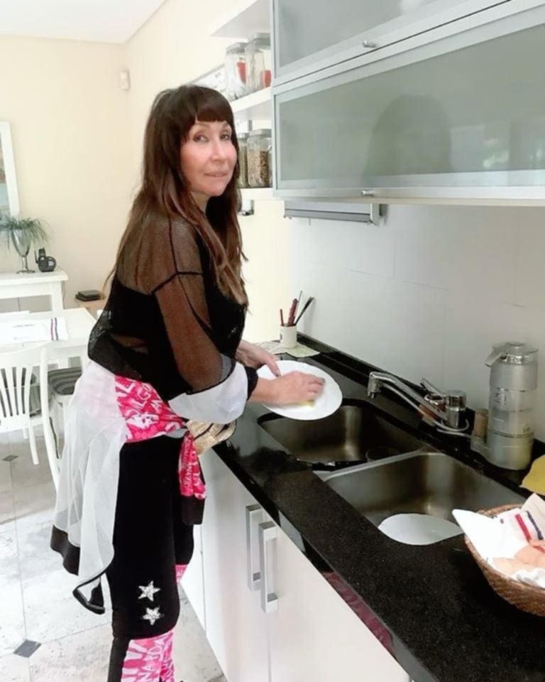 La foto que le sacó Pato Galmarini a Moria Casán lavando los platos y generó catarata de comentarios