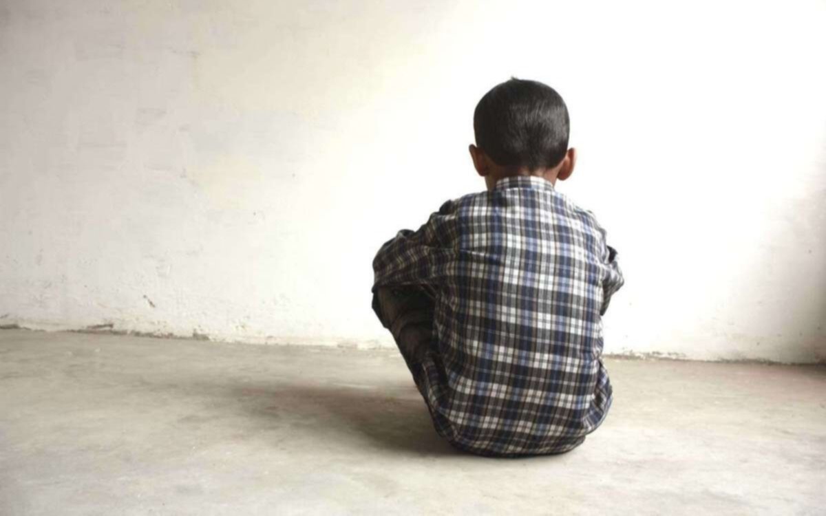 Condenan a 15 años de cárcel a un hombre por abusar de su hijo menor de edad