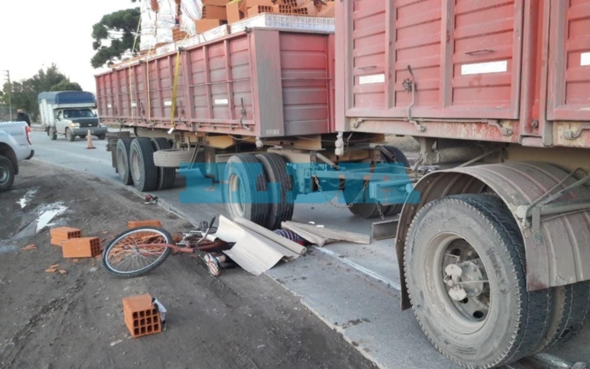 Murió un ciclista en Lisandro Olmos tras ser arrollado por un camión que transportaba ladrillos