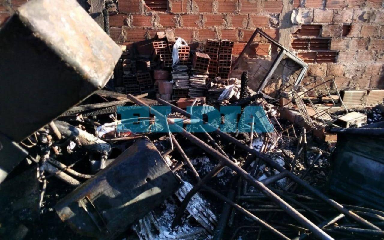Una incendio arrasó con una vivienda en Ringuelet y una familia pide ayuda