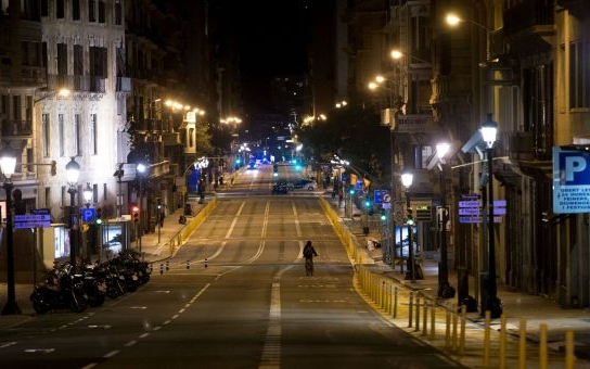 Vuelve el toque de queda a Barcelona y otros lugares turísticos para contener brotes de coronavirus
