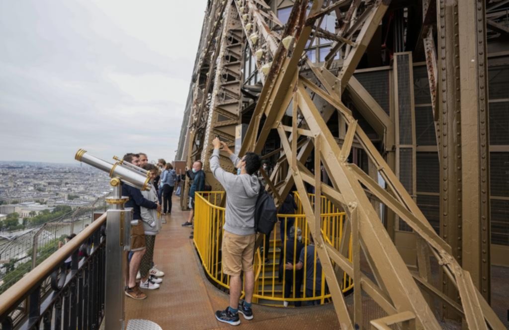 Después de ocho meses, la torre Eiffel volvió a recibir público