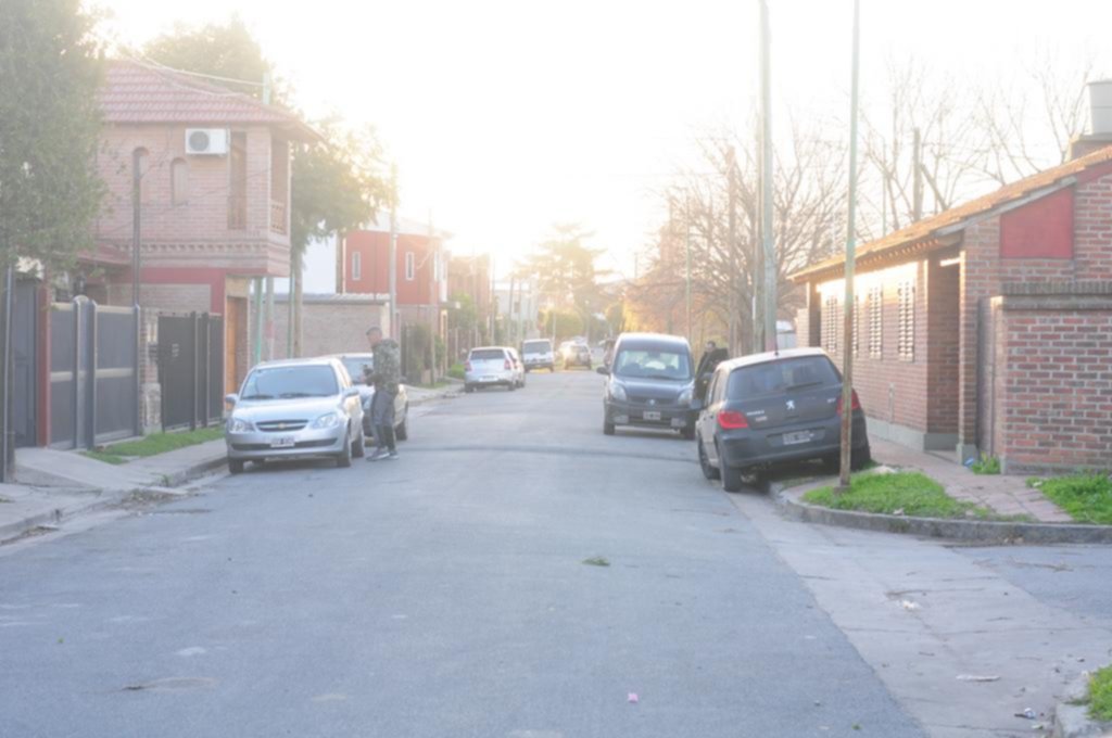 Iban a sacar la basura, entraron ladrones y les robaron todos los ahorros