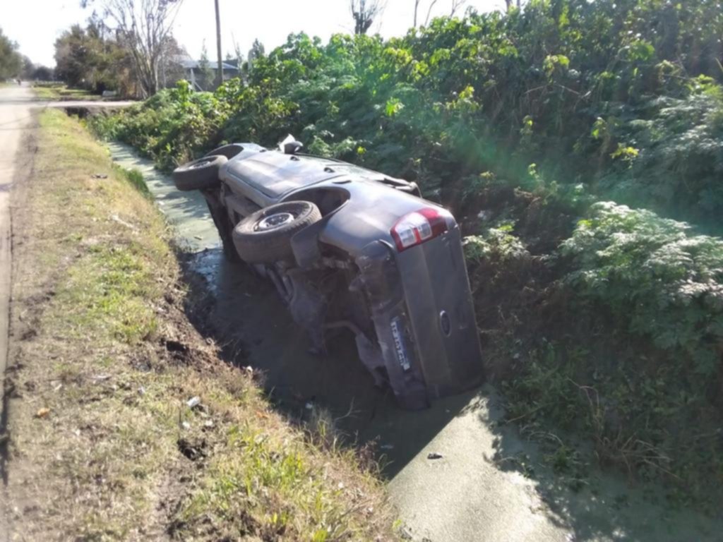 Despiste y vuelco en una zanja: el conductor salió de la camioneta y se fue