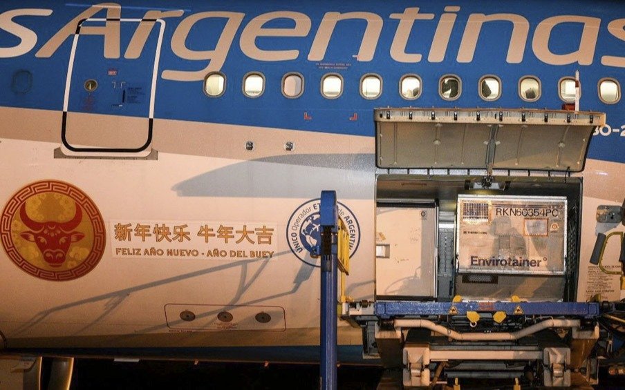 Esta tarde partirá un nuevo vuelo a China en busca de más vacunas Sinopharm