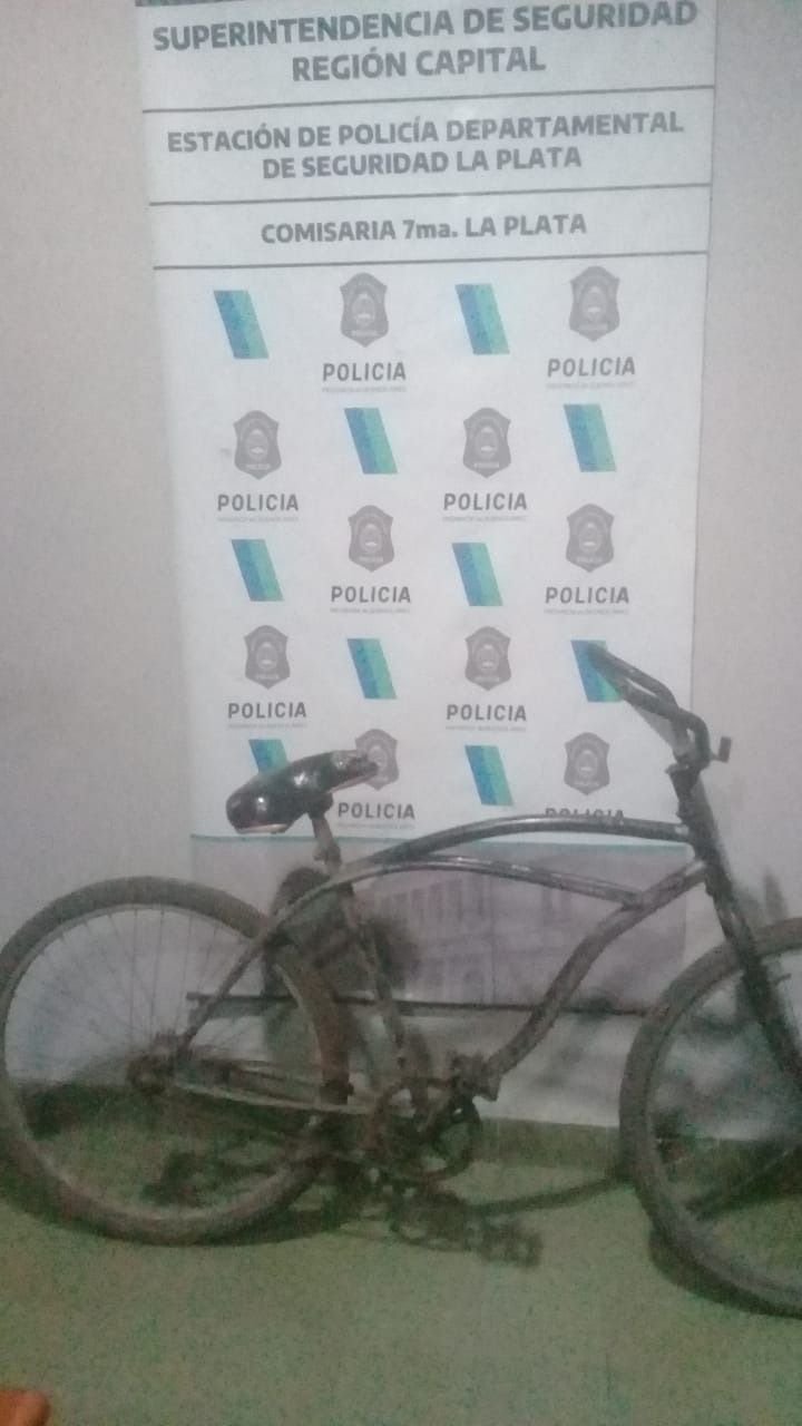 Abasto: Con una réplica de 9 mm, cae  "El Gurí" por un asalto y por el robo de una bicicleta
