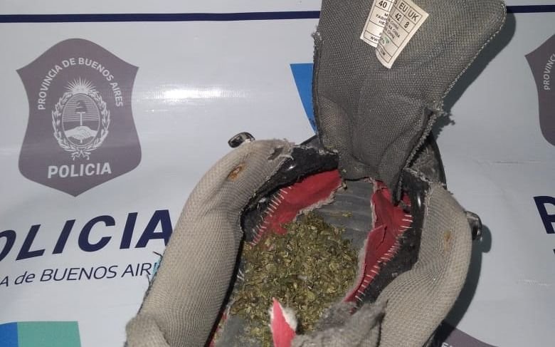 ¡Lo agarraron! Quiso entrar con "zapatillas locas" a una comisaría y terminó detenido