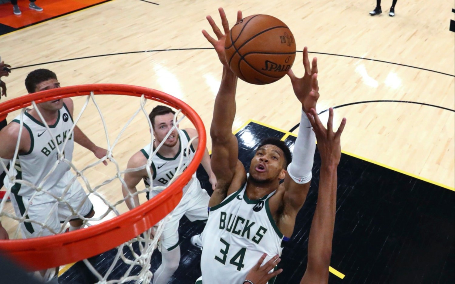 Milwaukee le dio vuelta la serie a Phoenix y  quedó a un triunfo de conquistar la NBA