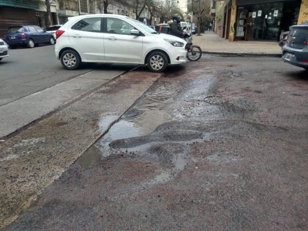 Una pérdida de agua destroza el asfalto en 4 y 55