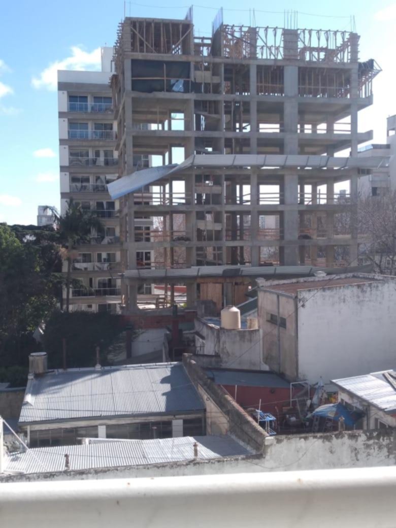 Peligro por chapa que se desprendió en una obra