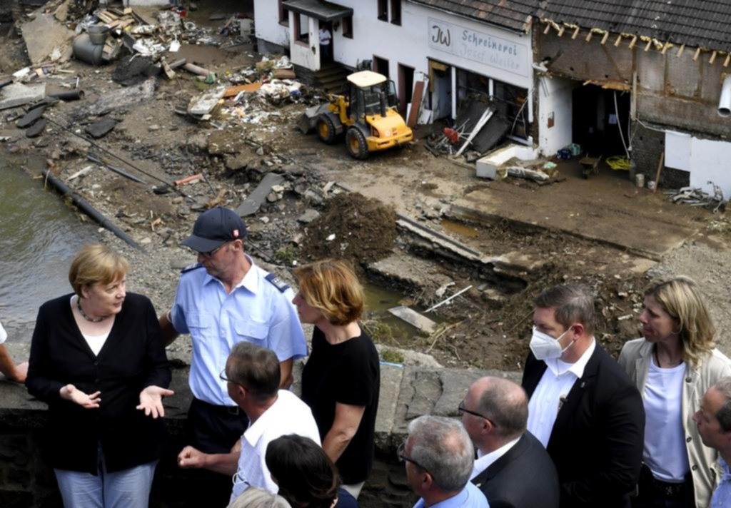 Merkel visitó las zonas arrasadas por las inundaciones en Alemania