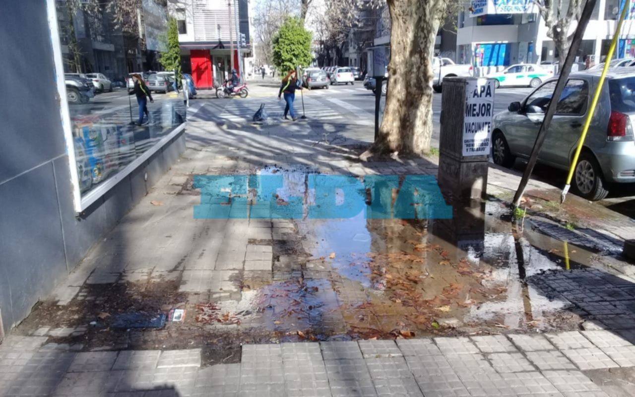 Una pérdida de agua genera serios trastornos en 13 y 43: "La sufrimos hace mínimo 3 años"