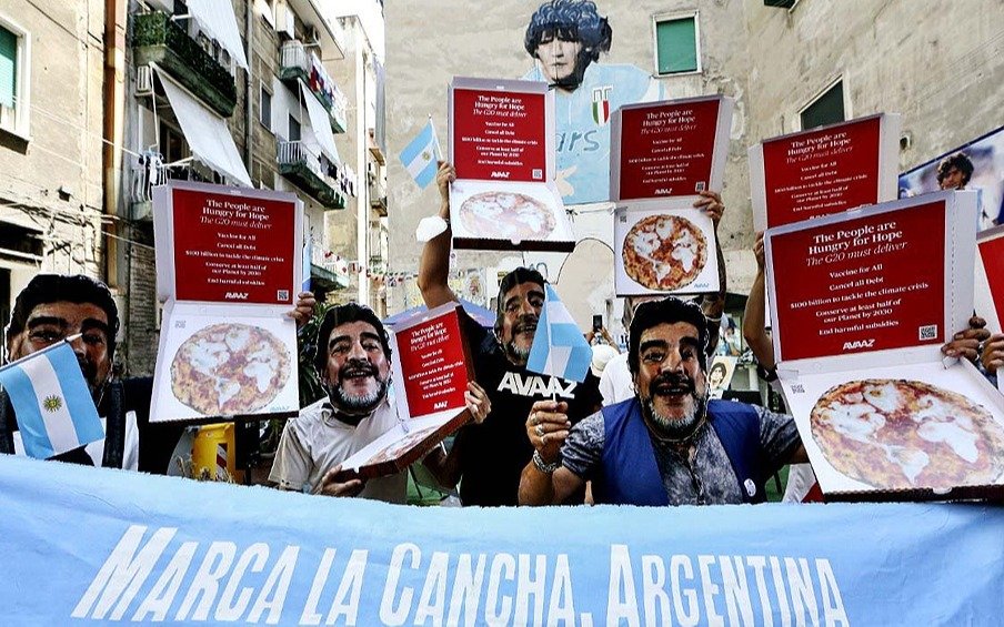 En Nápoles marcharon con máscaras de Maradona para que "las naciones ricas paguen su deuda ecológica"