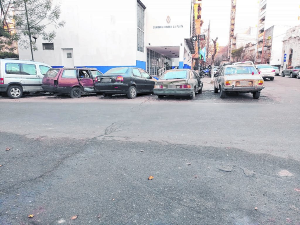 Una pesadilla interminable: autos arrumbados en la novena