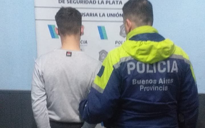 Huía en una moto robada y atropelló a un niño que jugaba en la calle