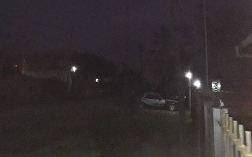 Sin teléfono ni luminarias públicas en 165 y 58: "Estamos cansados"