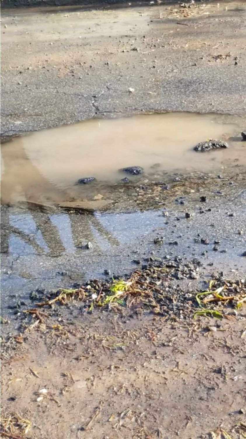 Reclamos por una enorme pérdida de agua en 7 y 73