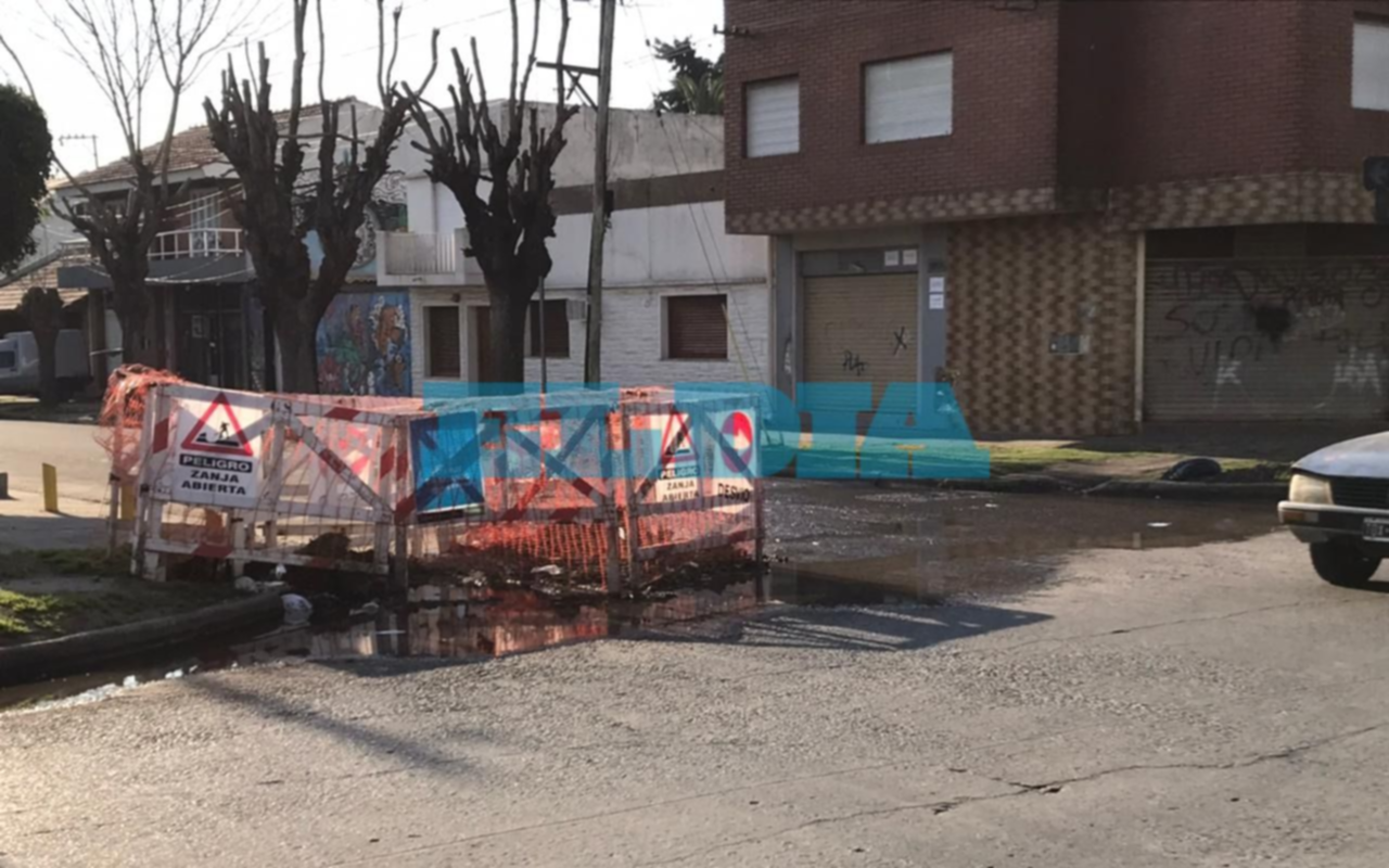 Pérdidas de agua, pavimento roto y una obra inconclusa: un aluvión de quejas en 4 y 80