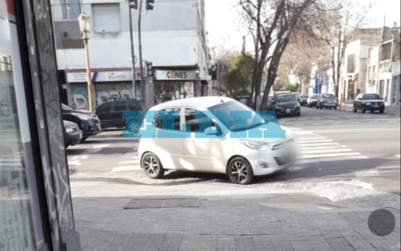 Otra jornada de "estacioná donde quieras", con un auto bloqueando una rampa