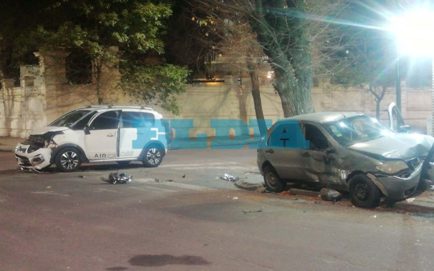 Fuerte choque en una esquina del Centro terminó con un conductor en el hospital San Martín