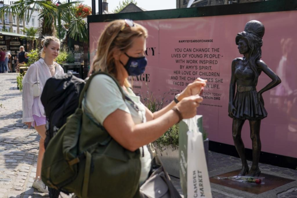 Fans de Amy Winehouse peregrinaron hasta Camden para homenajear a la artista
