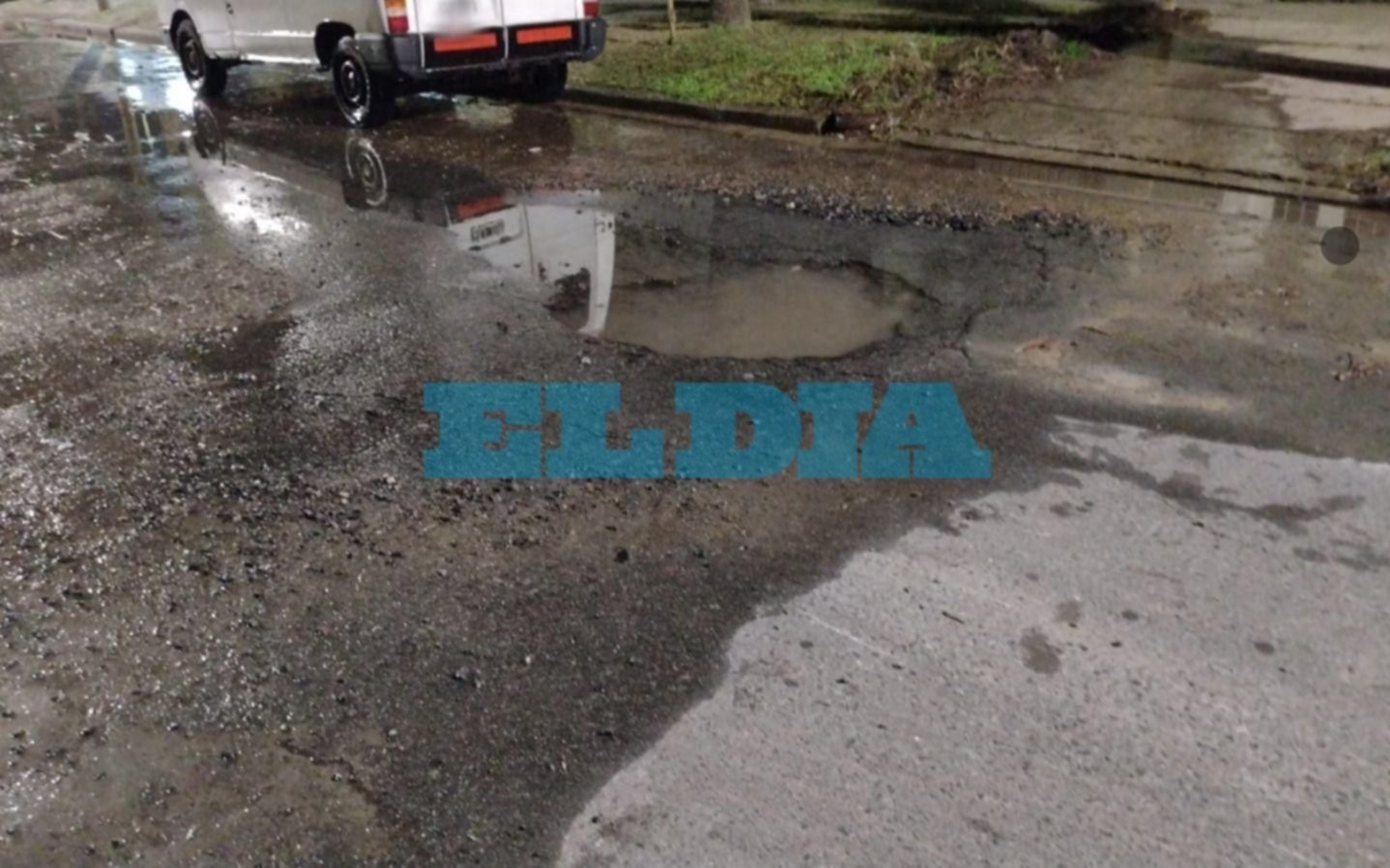 En 73, entre 7 y 8, temen por un Impresionante bache