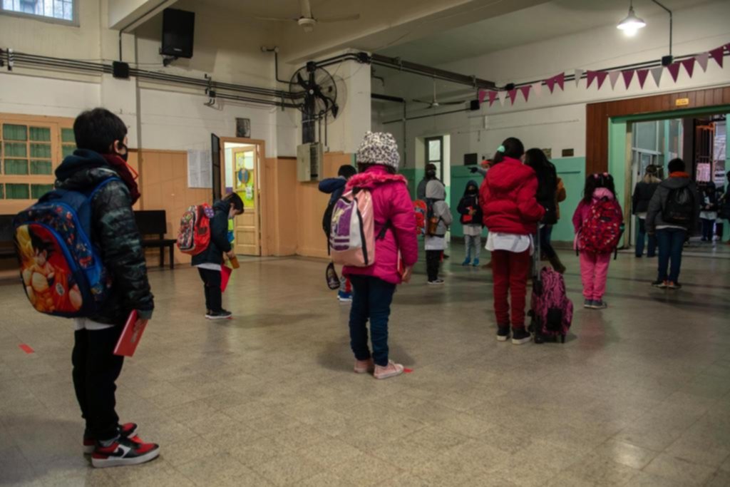 Ventilación, monitoreo de C02 y barbijo: ratifican los cuidados para habitar el aula