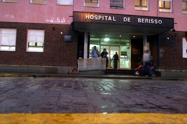En una zona “picante”, hallan a un hombre apuñalado y señalan a una “justiciera”