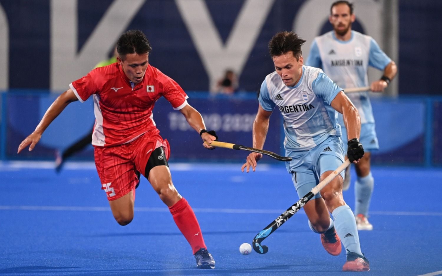 En hockey, Los Leones derrotaron al local y Las Leonas perdieron con Nueva Zelanda