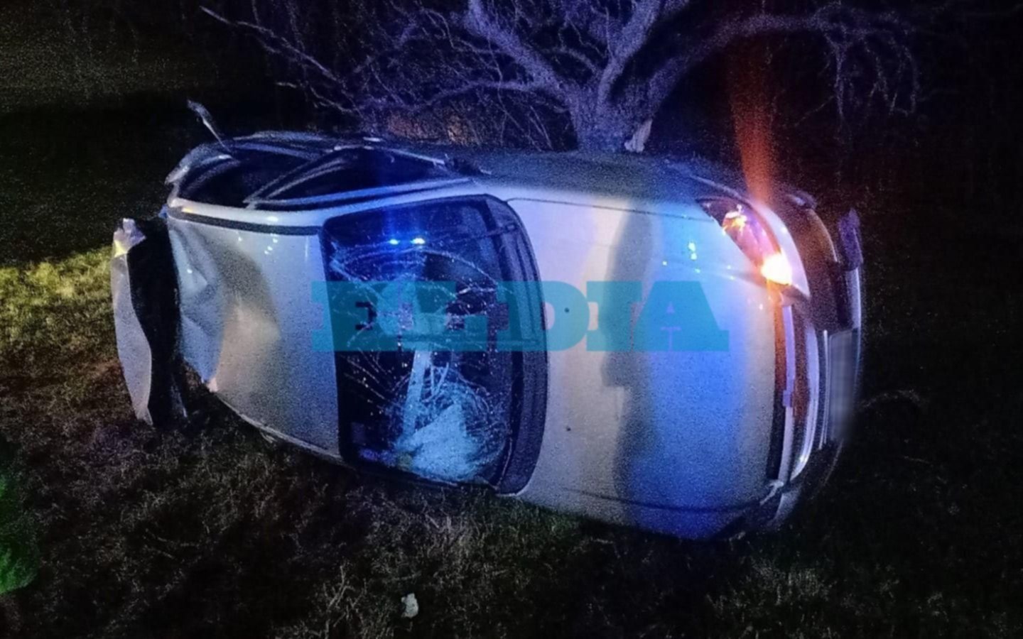 Milagro en la Autopista: volcó un auto en el que viajaban una pareja, 4 nenes y un bebé