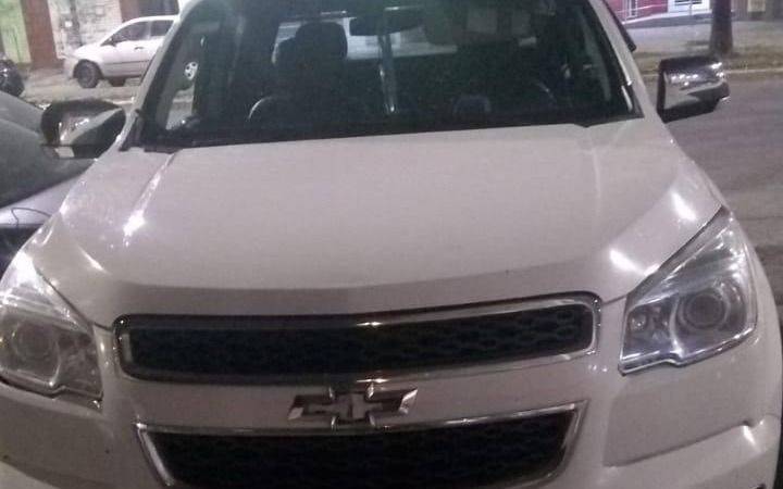 Noche de furia: en camioneta robada chocan un auto y un patrullero y atropellan a un policía