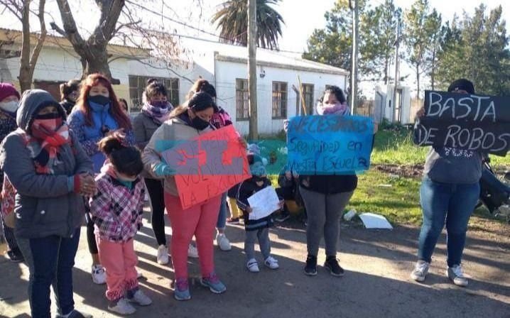 Protesta en escuela de La Plata por los robos: la vuelta a las aulas, en dudas por los faltantes