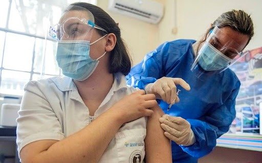 Uruguay comenzará a aplicar una tercera dosis de la vacuna contra COVID: a quiénes se la darán