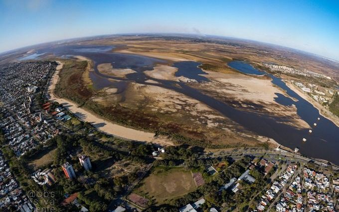 Construyen un dique y colocan dos bombas de agua en Paraná por la bajante del río